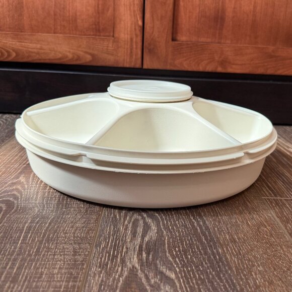 Tupperware Divided Snack and Dip Tray with Bowl - Picture 15 of 16
